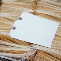 [100枚]マニラタグ#8 Avery Manila "G" Shipping Tags AVE12508（紐付き荷札100枚入り）6.2インチ（約15.75cm）x3.12インチ（約7.92cm）