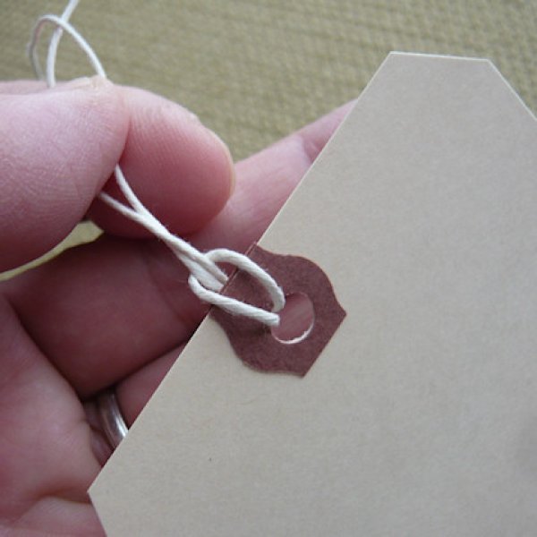 画像4: [100枚]マニラタグ#8 Avery Manila "G" Shipping Tags AVE12508（紐付き荷札100枚入り）6.2インチ（約15.75cm）x3.12インチ（約7.92cm） (4)